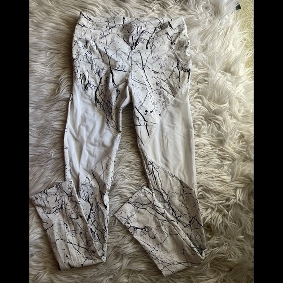 Varley marble leggings with mesh cut outs - Picture 4 of 5